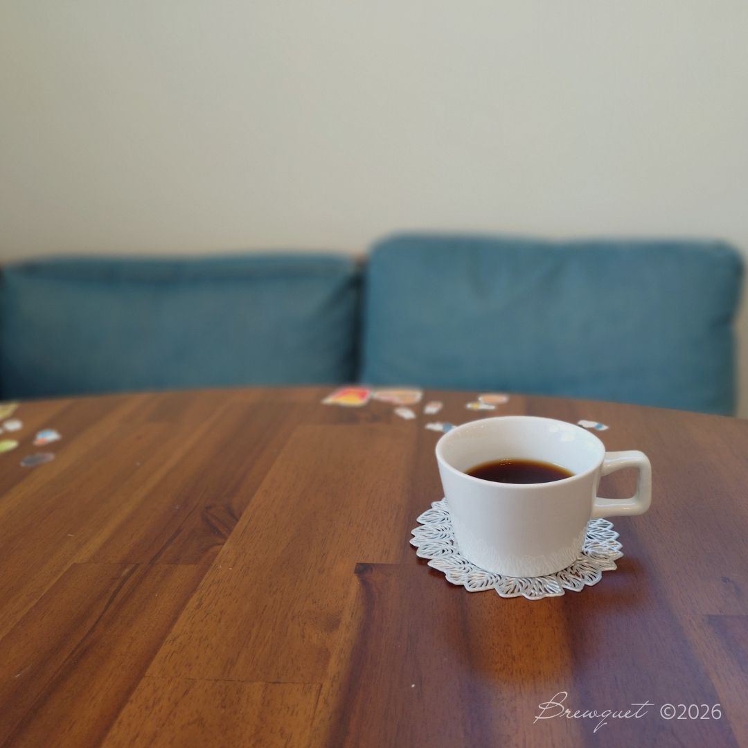 ブログ「Brewquet」のシリーズ01「コーヒーと在宅ワークのあいだ」「#01 朝のコーヒーで仕事スイッチを入れる」のアイキャッチ。朝のコーヒータイムの風景。