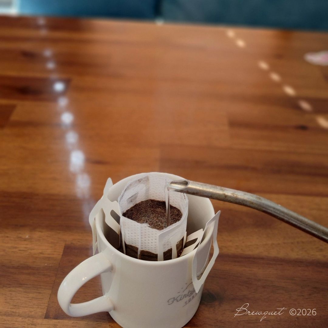 ブログ「Brewquet」のシリーズ「01 コーヒーと在宅ワークのあいだ 」「#01 朝のコーヒーで仕事スイッチを入れる」のアイキャッチ。ペーパードリップにお湯を注いでいる瞬間。