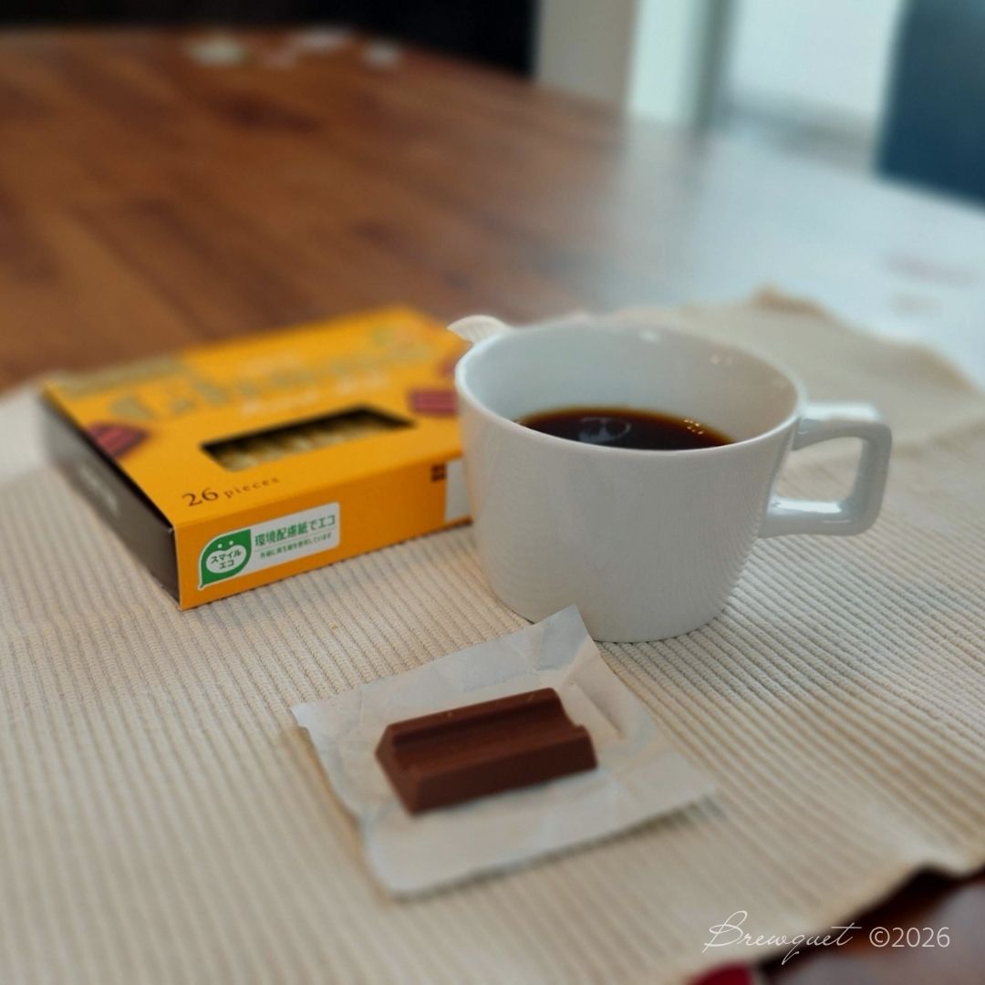 ブログ「Brewquet」のシリーズ02「コーヒーと小さなおやつ」「#01 コーヒーとチョコレート」のアイキャッチ。コーヒーとチョコレート。
