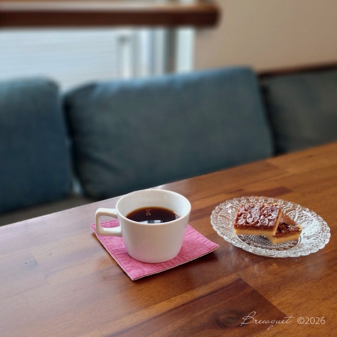 ブログ「Brewquet」のシリーズ「02 コーヒーと小さなおやつ」「#02 いただきものの焼き菓子と、コーヒー」のアイキャッチ。