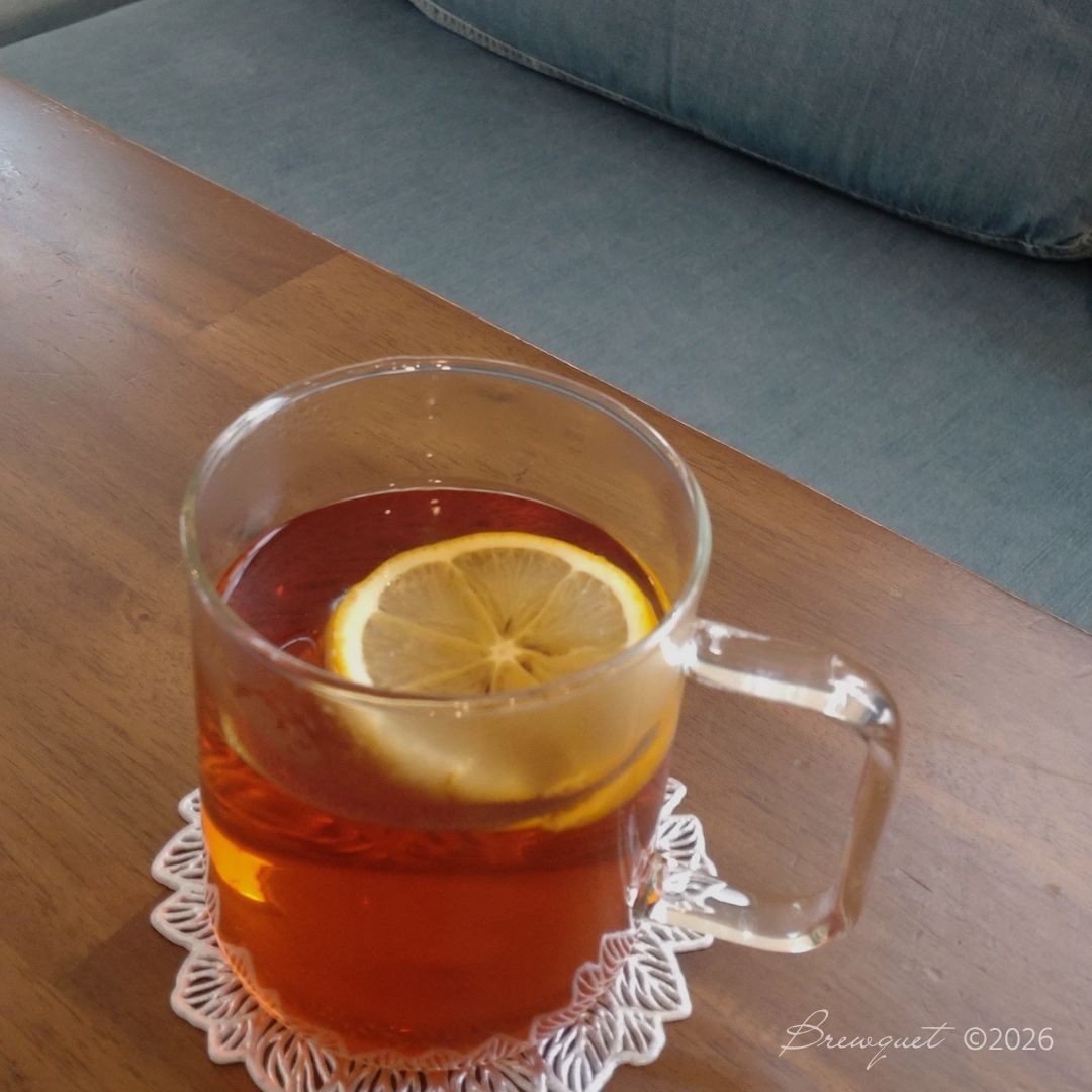 ブログ「Brewquet」のシリーズ03「紅茶と小さな楽しみ」「#01 紅茶とレモン」のアイキャッチ。紅茶とレモン。