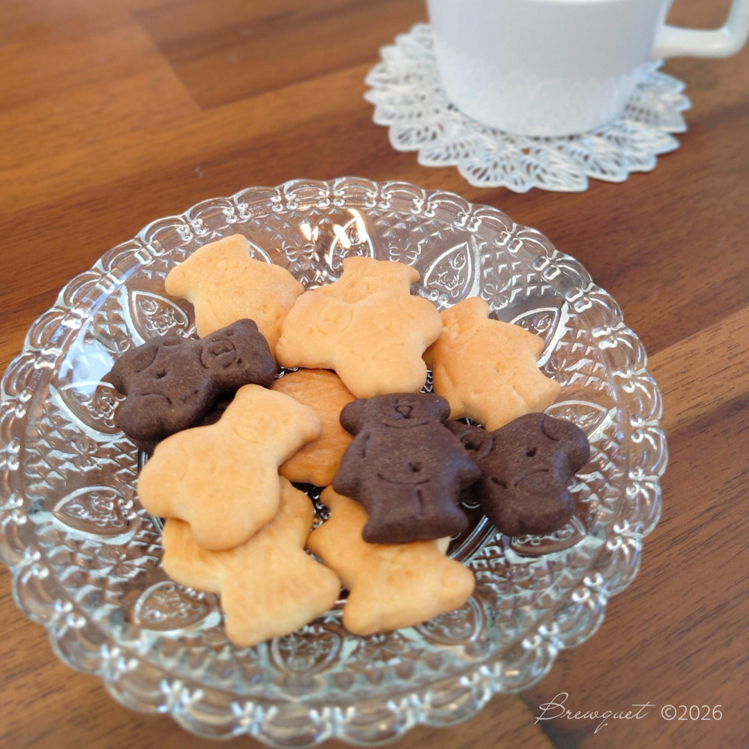 ブログ「Brewquet」のシリーズ「03 紅茶と小さな楽しみ」「#02 午後には、紅茶とビスケット」のアイキャッチ。