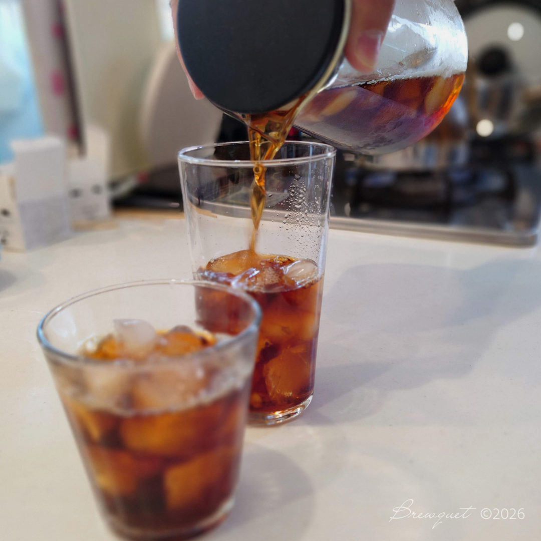 ブログ「Brewquet」のシリーズ「01 コーヒーと在宅ワークのあいだ」「#06 夏の朝は、アイスコーヒーからはじめる」のアイキャッチ。