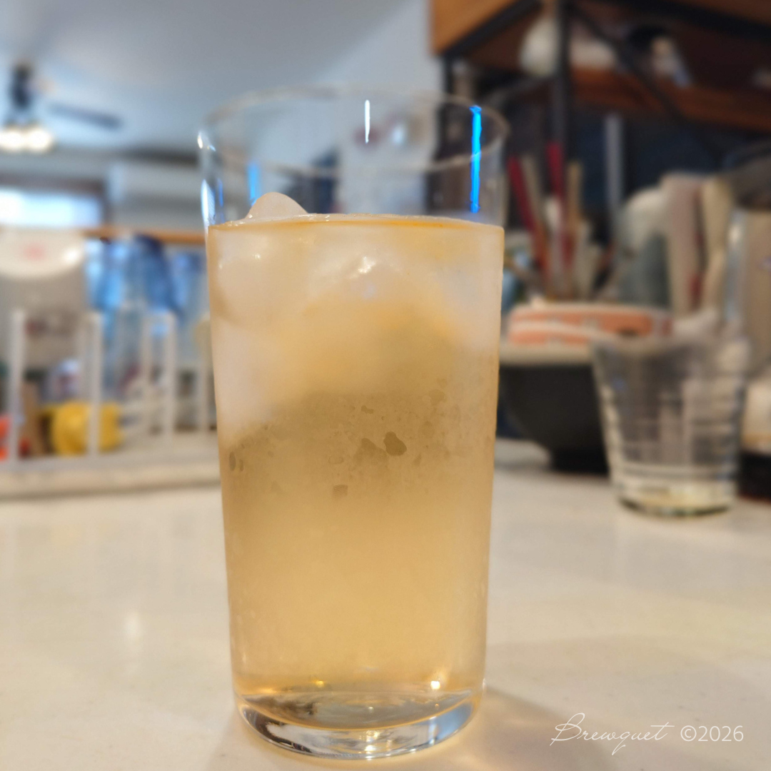 ブログ「Brewquet」のシリーズ「04 ノンカフェインのおうちカフェ時間」「#01 梅雨時期の在宅ワークと、無印のマスカット＆グリーンルイボス」のアイキャッチ。