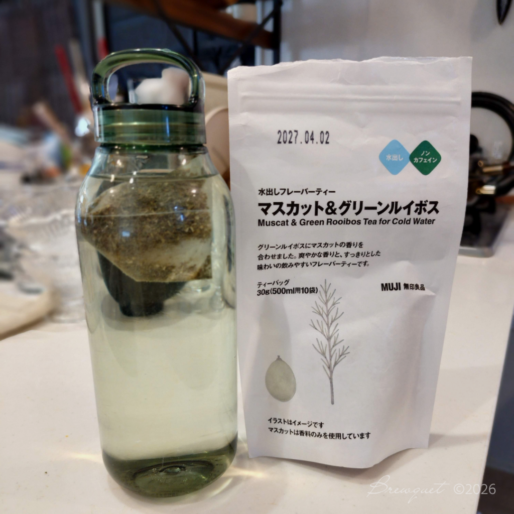 ブログ「Brewquet」のシリーズ「04 ノンカフェインのおうちカフェ時間」「#01 梅雨時期の在宅ワークと、無印のマスカット＆グリーンルイボス」のボトルと商品パッケージ。